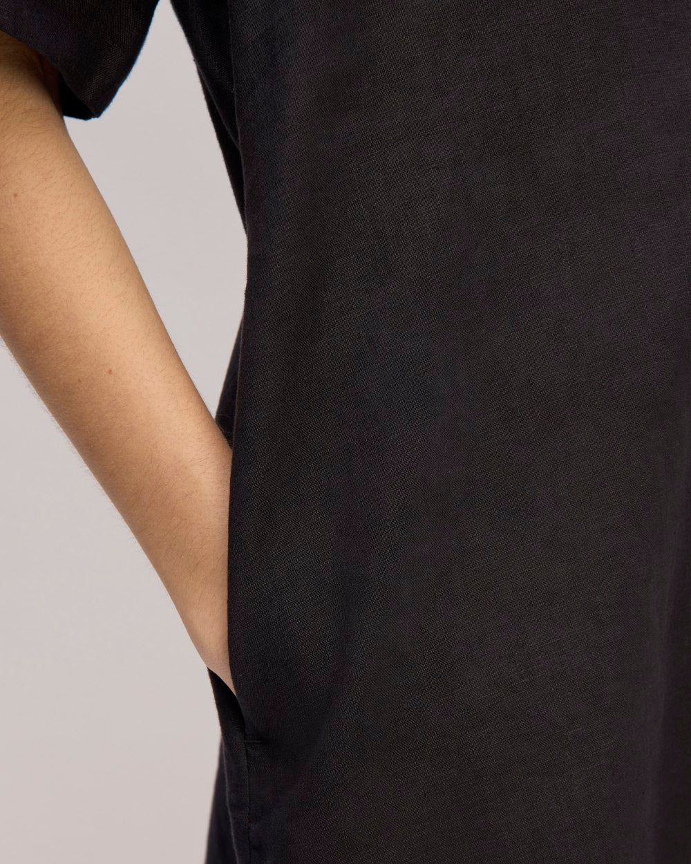 The Shirtdress in Linen | Black - Image 5