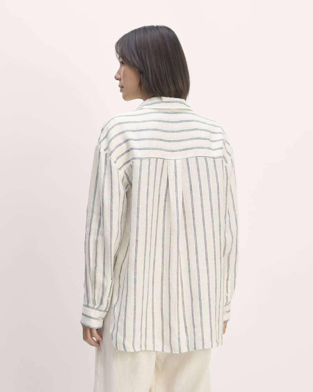 The Boyfriend Shirt in Linen | Bone/Navy - Image 6