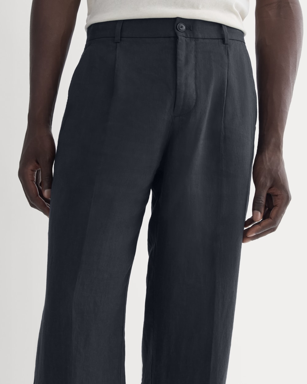 The Linen Pleated Trouser | Navy - Image 4