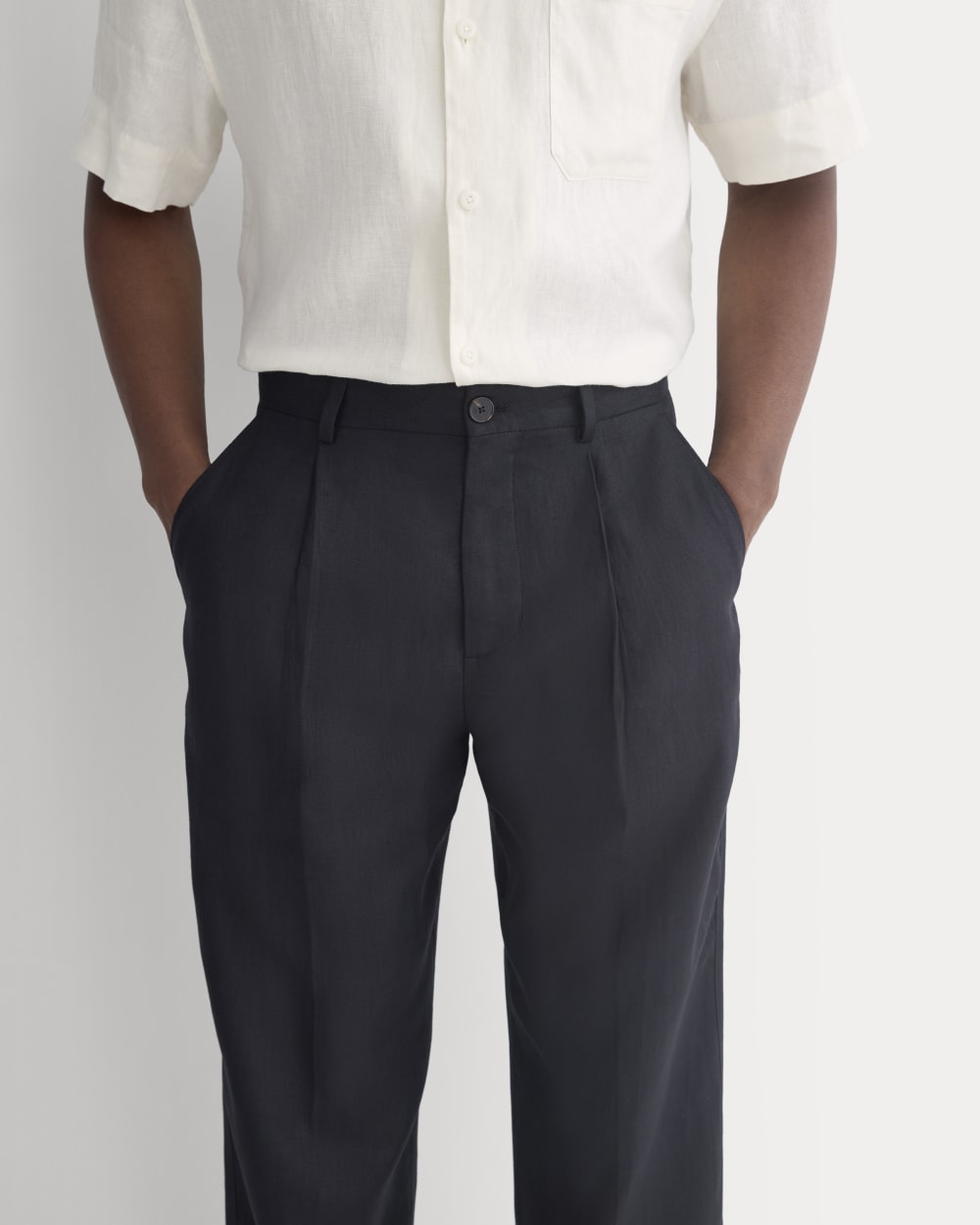Soyeux Linen Pleated Trouser | Black - Image 4