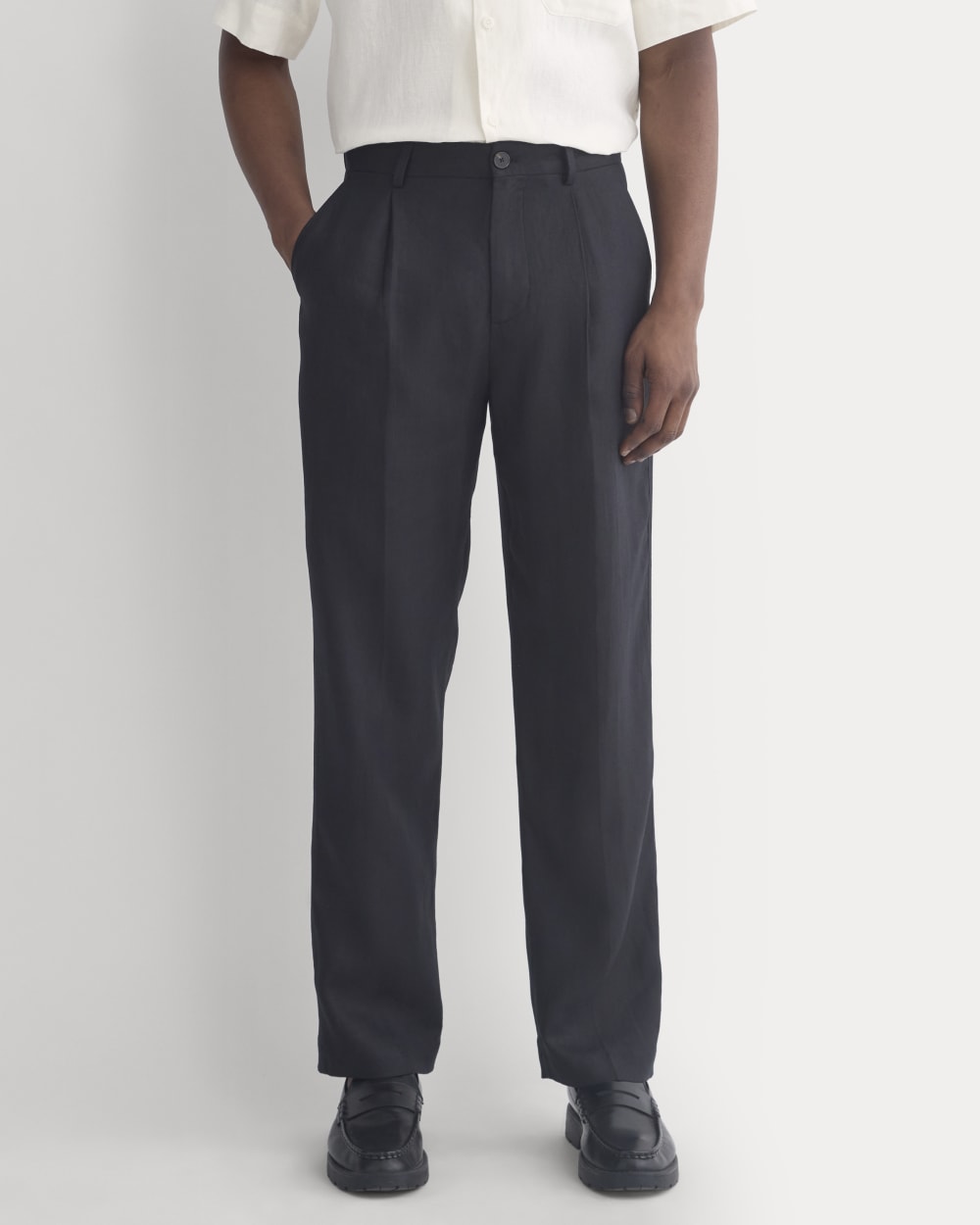 Soyeux Linen Pleated Trouser | Black - Image 3